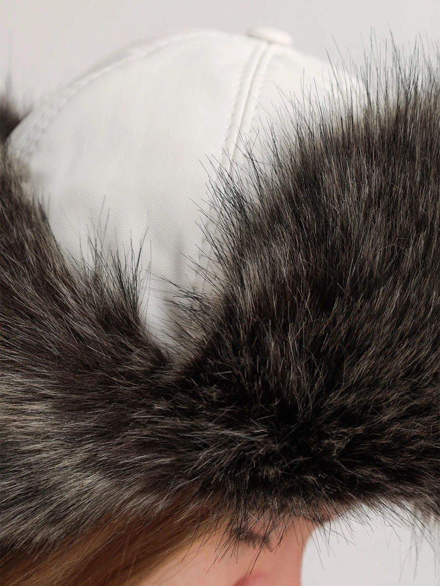 Шапка-ушанка белая с меховой опушкой серого цвета